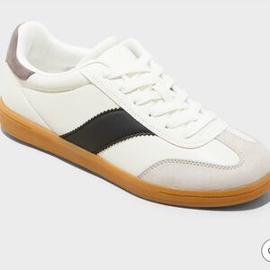 White and Black Retro Trainer Sneakers. Size 9.5